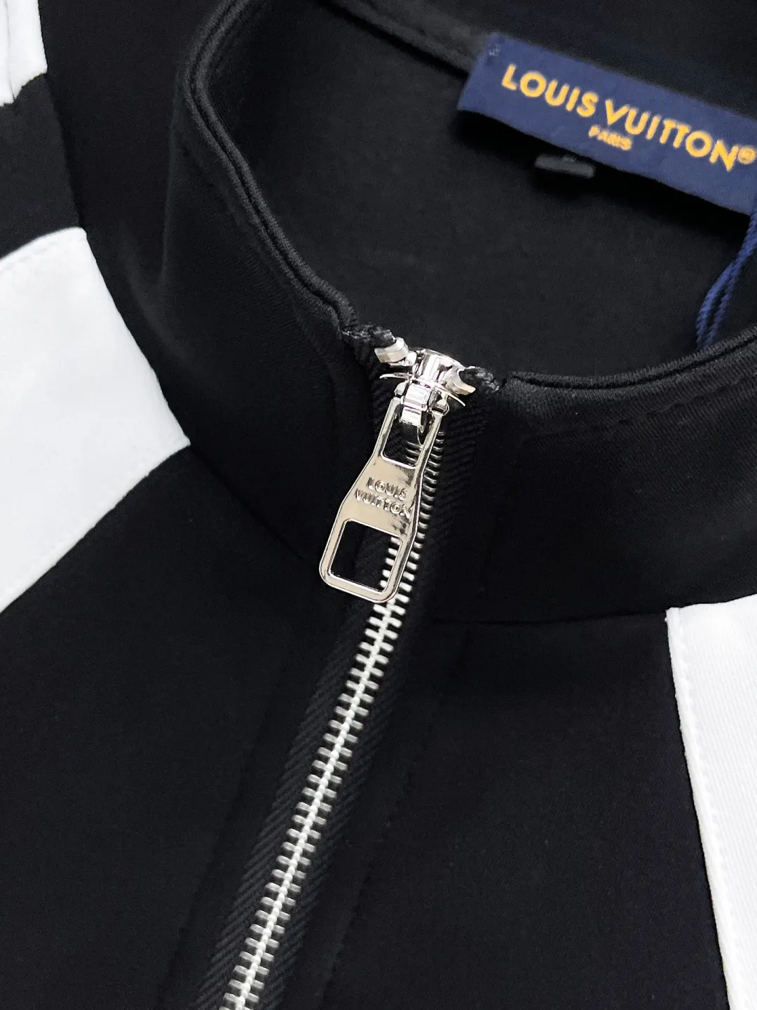 🅿️720 LV 2025 autumn and winter new counter casual suit of the same style, breathable, comfortable and casual! Full of high-end feel! The details are exquisite and high-end, and the workmanship is impeccable! The original high-end fabric is very high-end! The fabric is crisp, anti-wrinkle and wear-resistant, warm, neat and stylish. Everyone must buy a set this autumn and winter. They must look cool and handsome when wearing it. We specially recommend the size M-3XLC30